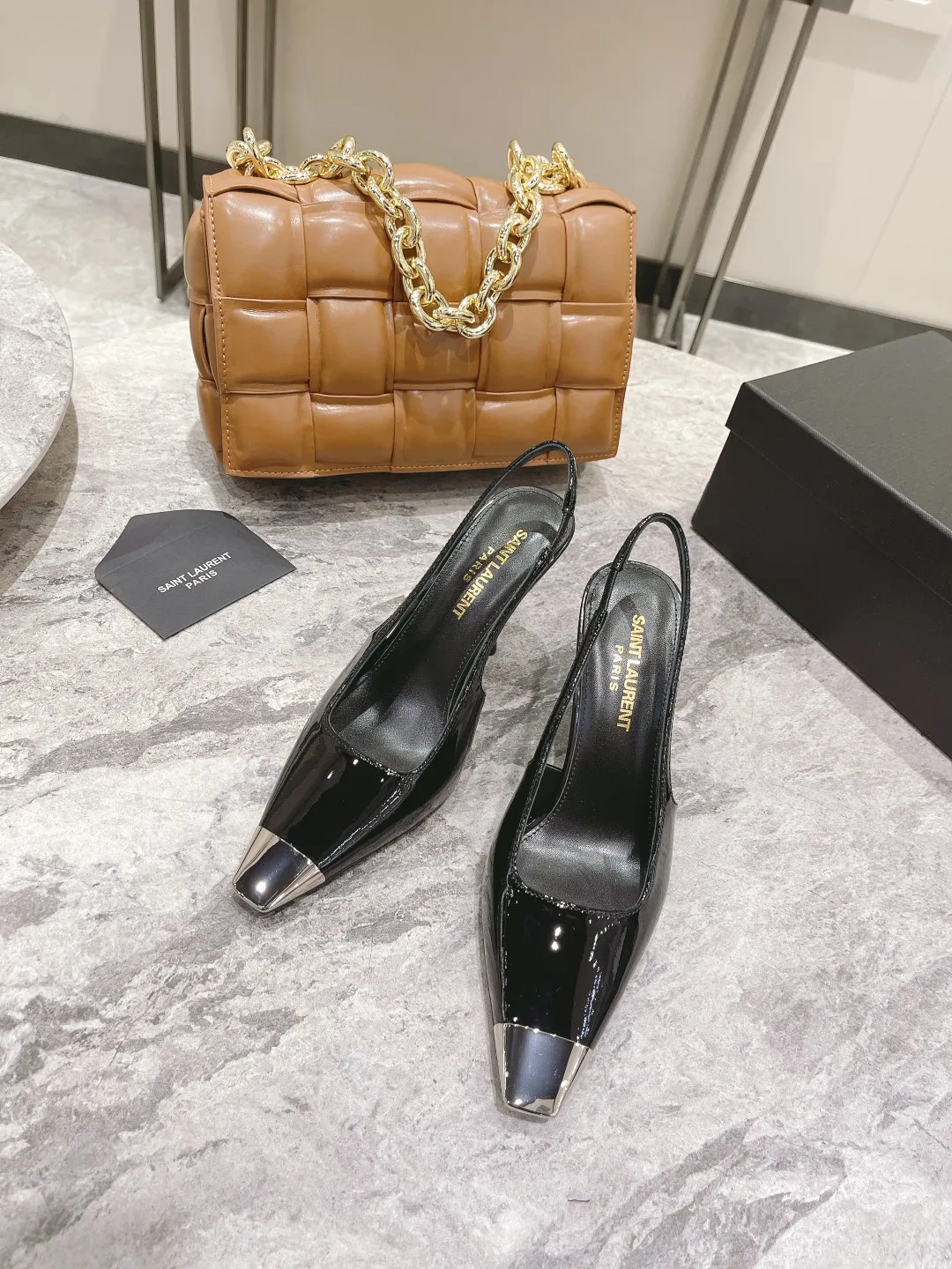 👟👟Ex-factory price 480👟👟 🔝Saint laurent*YSL early spring catwalk style rose Park Caiying same style high heels👠 YSL's metal iron-toe high heels are made of leather. The stiletto heel creates a classic, elegant, fashionable and avant-garde look. The workmanship and materials of the shoes are the same as the original ones. Welcome to compare🆚 Upper: matte cowhide/cow patent leather Inner: sheepskin lining Genuine leather outsole Heel height: 7cm 9cm Size: 35-39🐴 Order 40 with original packaging